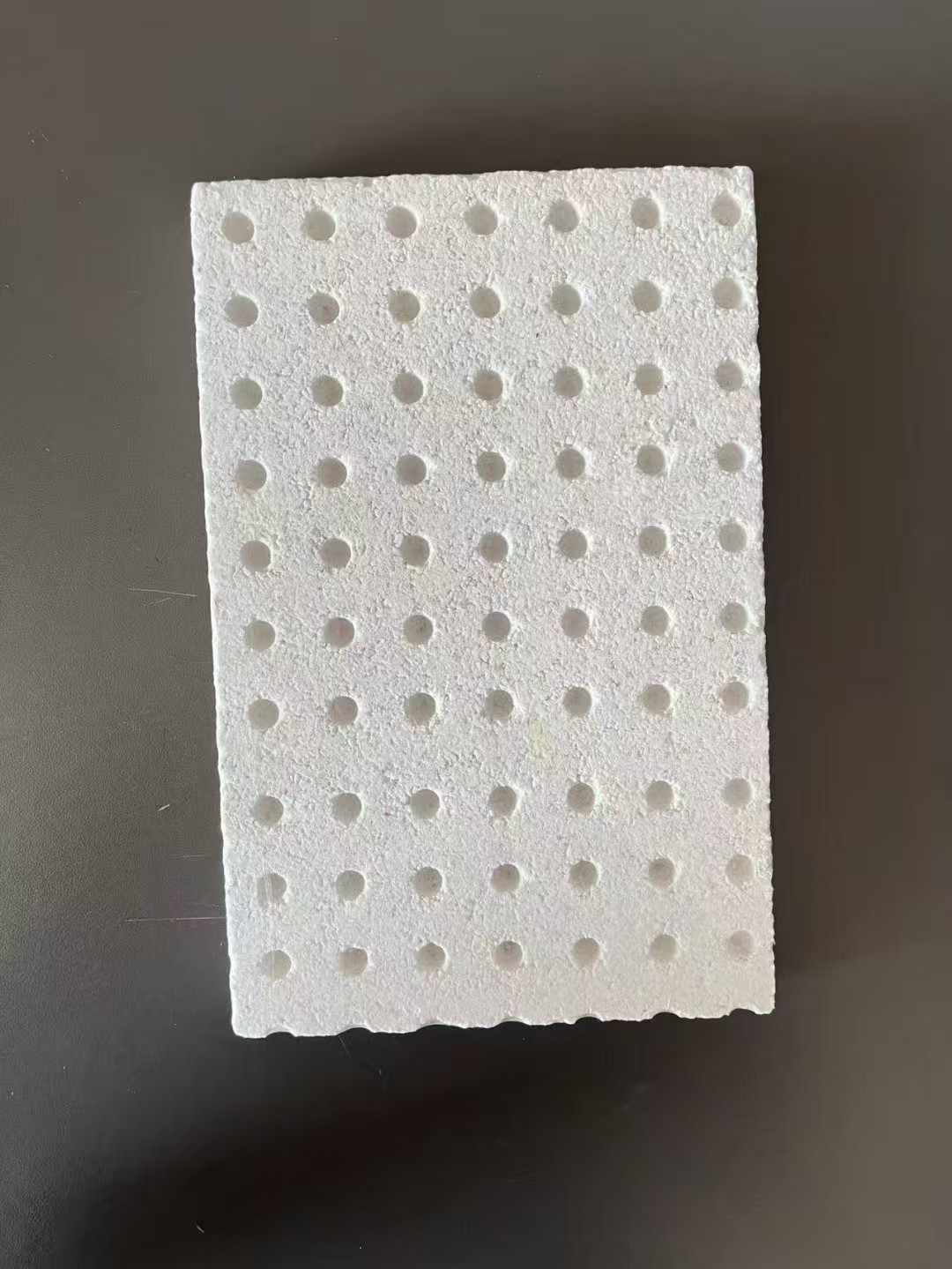 玻纖板，珍珠巖板——輕質(zhì)保溫與防火性能兼?zhèn)涞木G色建筑材料